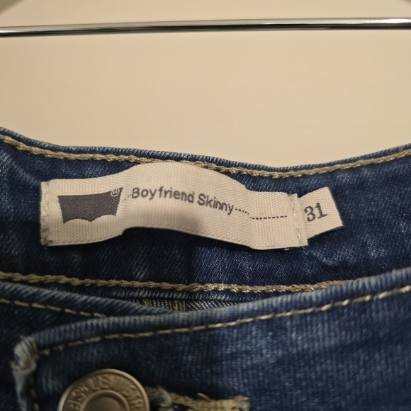 ⭐️40% Off⭐️ Levi's Boyfriend Skinny with Distressed Stitched Patch - Picture 13 of 15